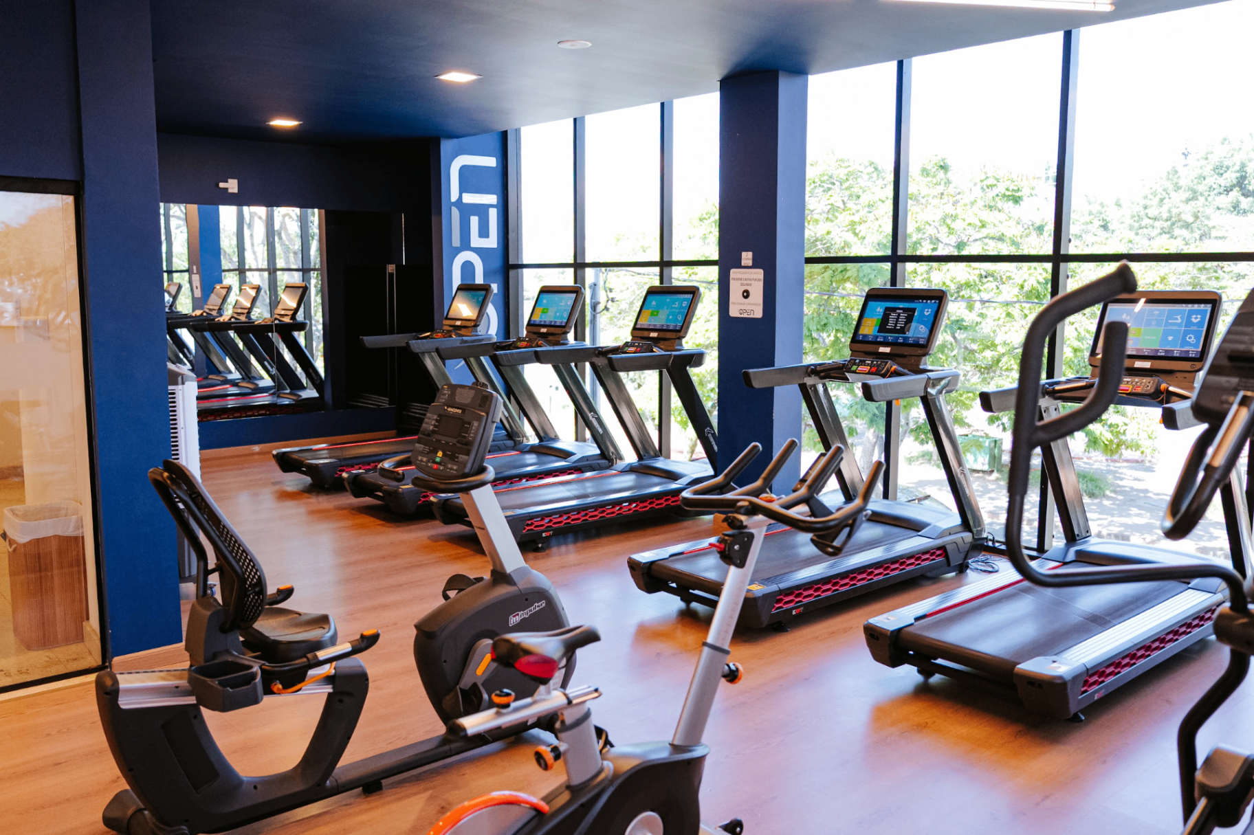 Área de cardio da Open Personal Class com esteiras e bikes